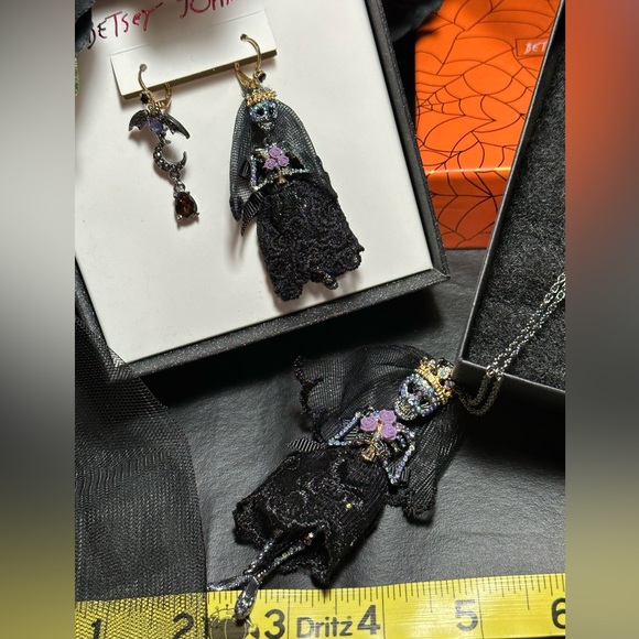 Betsey Johnson set of corpse bride earrings, necklace, and black rose veil. - Picture 3 of 4